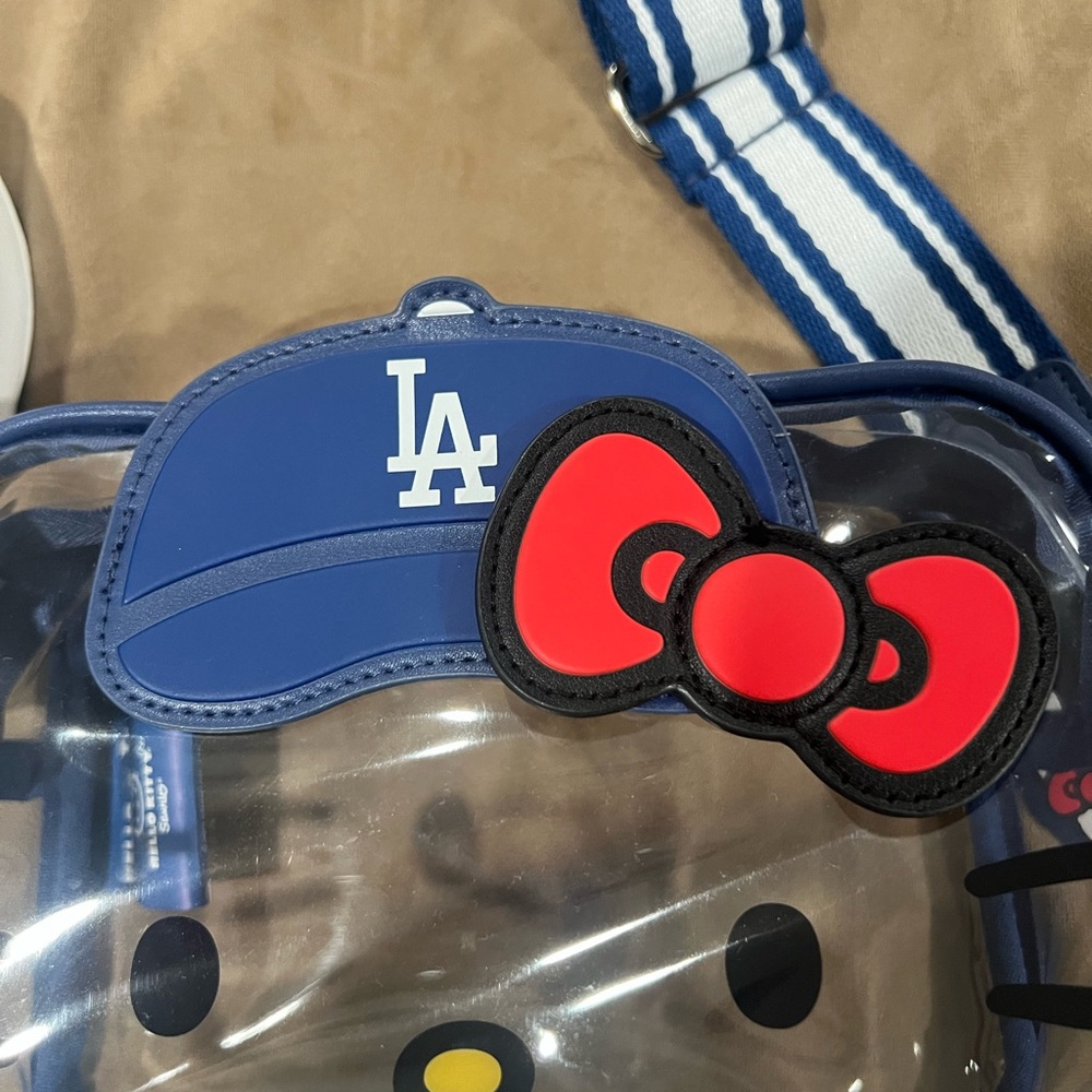 Hello Kitty x LA Dodgers Crossbody Bag Set - Picture 3 of 5